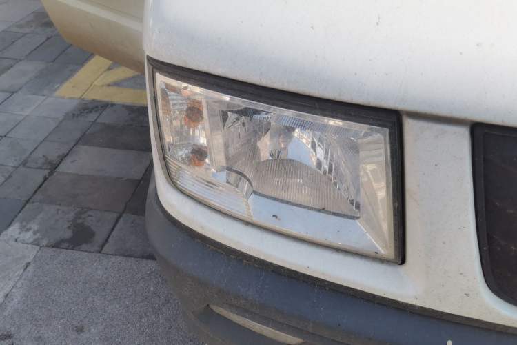 Used Iveco Daily 2023 2.5T V40 Van Long Wheelbase Mid-Roof Design Dual Tires Side-Swing Doors 2-3 Seater