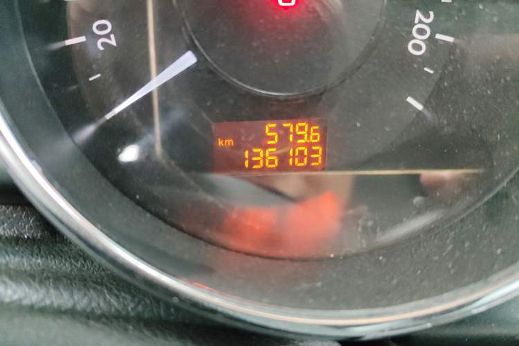 Used Peugeot 3008 2015 1.6THP Automatic Prestige Edition Odometer Close Up