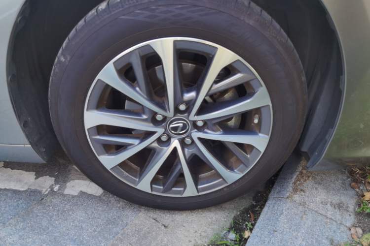 Used Lexus ES 2025 200 Premium Edition Right Front Wheel Hub