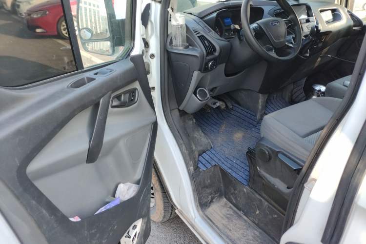 Used Ford Transit 2020 2.0T Gasoline Multi-Function Commercial Vehicle Mid-Drive Low-Roof Design with Dual Rear Doors Meeting China VI Emission Standards
