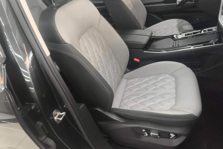 Used Volkswagen Tavendor 2024 380TSI All-Wheel-Drive R-Line Cruise Premium Edition Right Front Seat