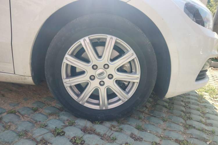 Used Qoros 3 2014 Sedan 1.6L Automatic Zhiyue Model Right Front Wheel Hub