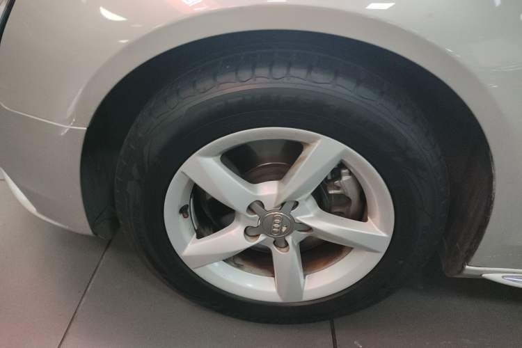 Used Audi A4L 2016 35 TFSI Automatic Standard Model Left Front Wheel Hub