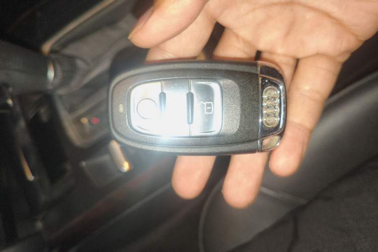 Used Audi A4L 2012 2.0 TFSI automatic Comfort trim level Vehicle Key