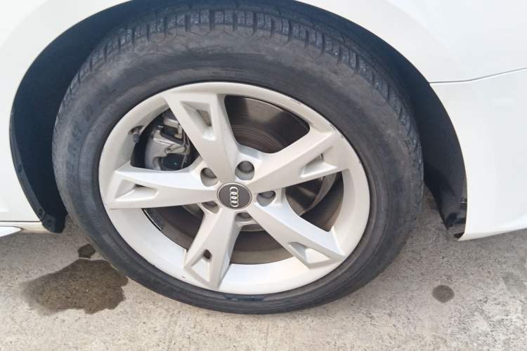 Used Audi A4L 2017 40 TFSI Fashion Model Right Front Wheel Hub