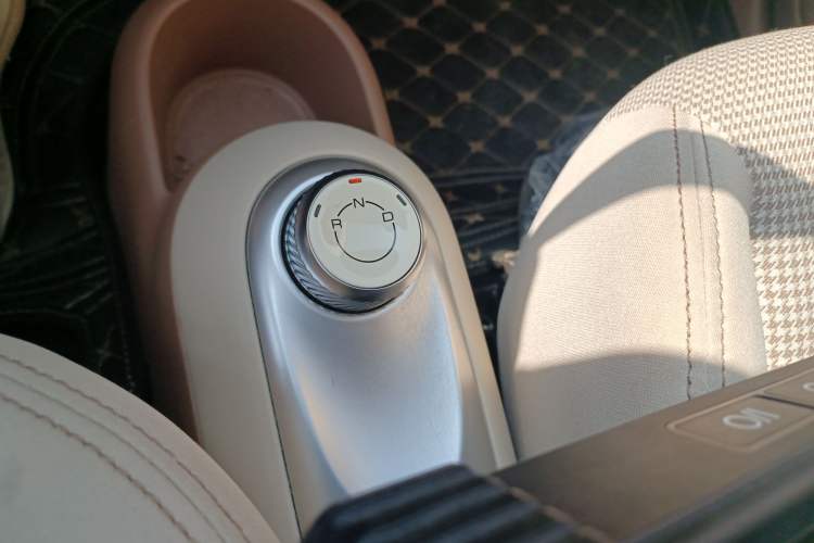 Used Wuling Hongguang MINIEV 2025 Four-Door Version Advanced Edition Gear Lever