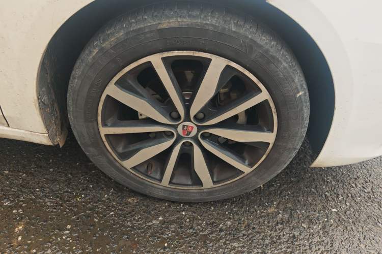 Used Roewe i6 2017 20T Automatic Internet ZhiZun Edition Right Front Wheel Hub