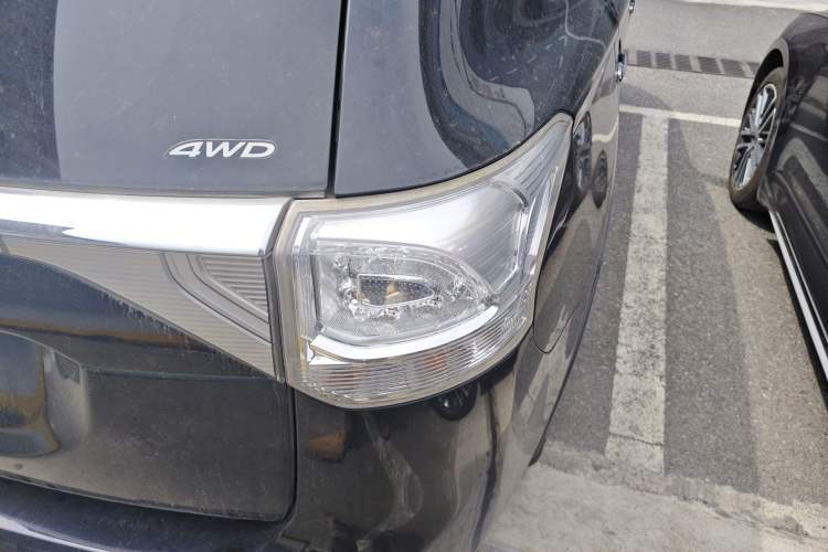 Used Mitsubishi Outlander 2014 2.4L 4x4 Deluxe Value Edition 7 Seats Right Rear Taillight