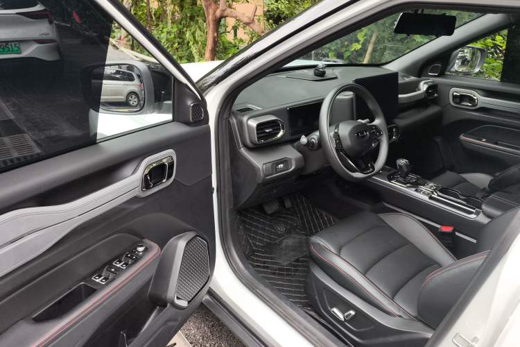 Used Geely Auto Cowboy 2025 1.5TD Trendy Play Edition Interior 3