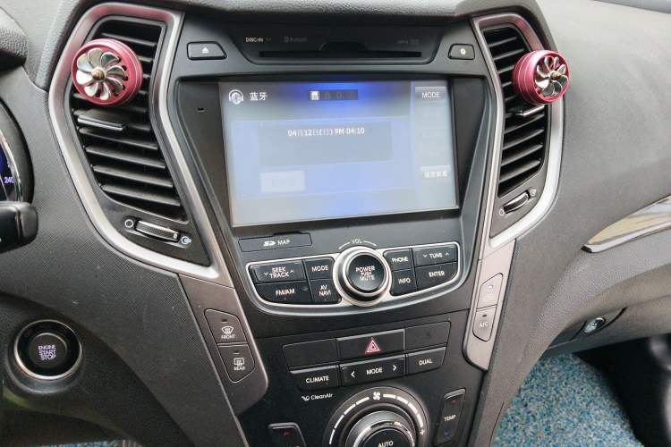 Used Hyundai Santa Fe 2015 2.0T Automatic Two-Wheel Drive Smart Version 5 Seats Audio And AC Panel