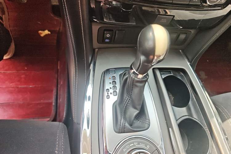 Used Nissan Patrol 2018 4.0L LinkedIn Edition Gear Lever
