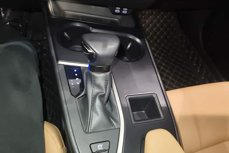Used Lexus UX 2022 260h Explore-Edition Gear Lever