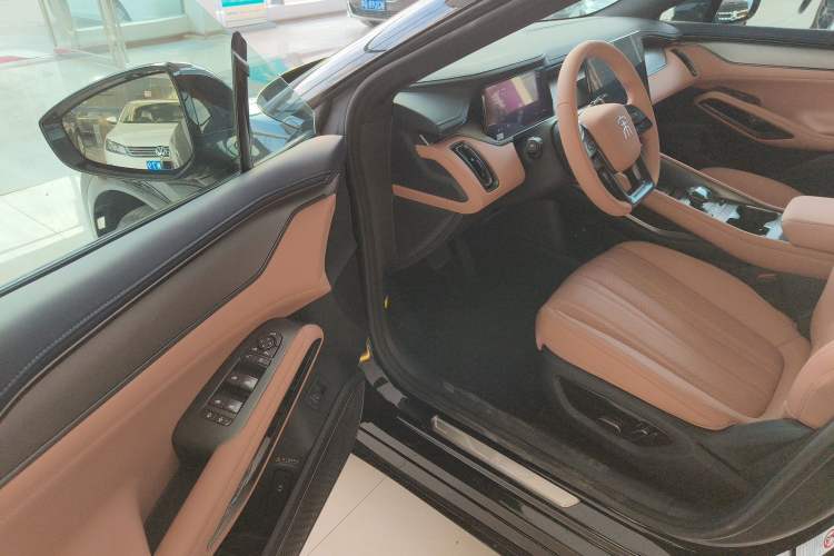 Used BYD Song L EV 2025 662 km Ultra-Range Version Interior 3