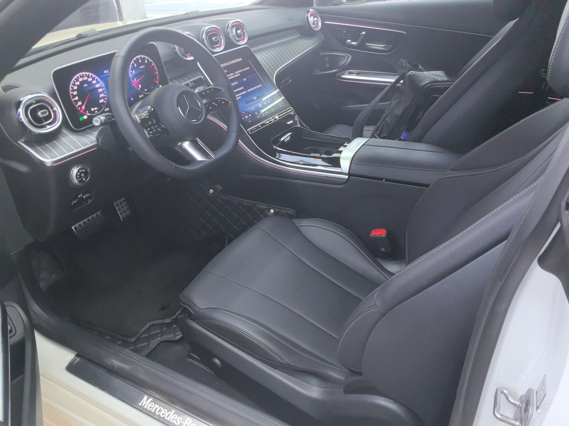 المقاعد الأمامية داخل السيارة