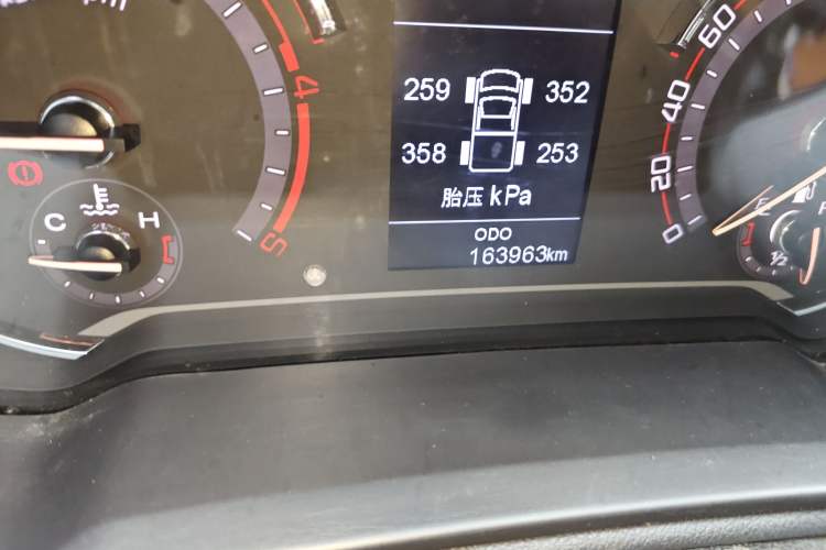 Used SAIC MAXUS T70 2021 2.0T Diesel Manual Two-Wheel Drive Entry-Level Version with Long Bed and High Ground Clearance
