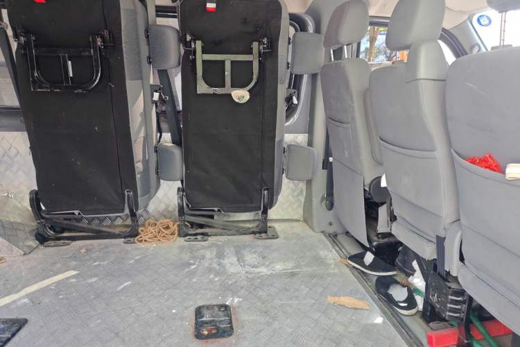 Used Foton Toano 2023 Cummins 2.8T Manual Jixiang Multi-Function Long-Wheelbase Mid-Roof Model with Rear Dual Tires Available in 7/9-Seater Configurations Left Rear Seat