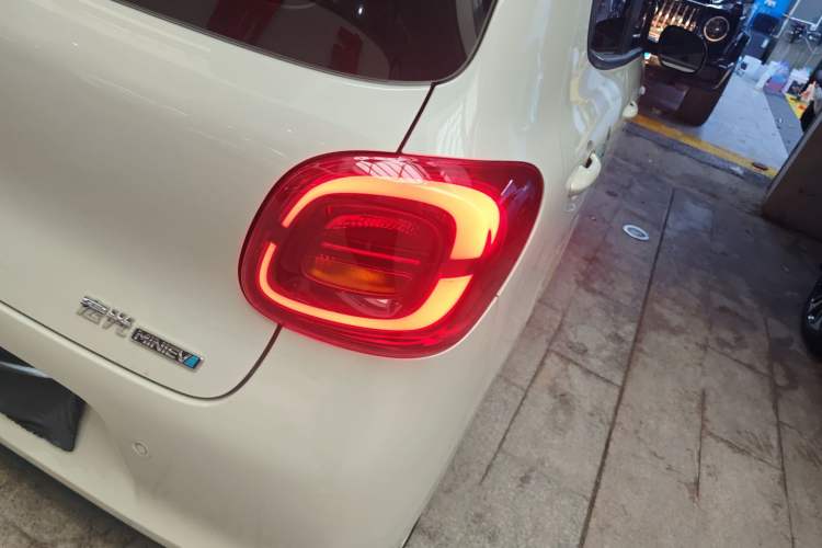 Used Wuling Hongguang MINIEV 2025 Four-Door Version Advanced Edition Right Rear Taillight