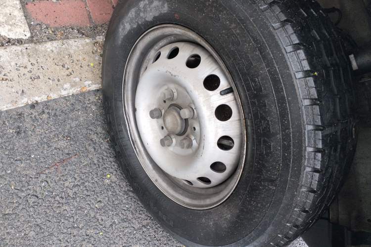 Used Dongfeng Yufeng 2021 2.3T Power King Front-Drive Logistics Van Long Wheelbase Mid-Roof 6–9 Seats China VI Standard M9T Right Front Wheel Hub