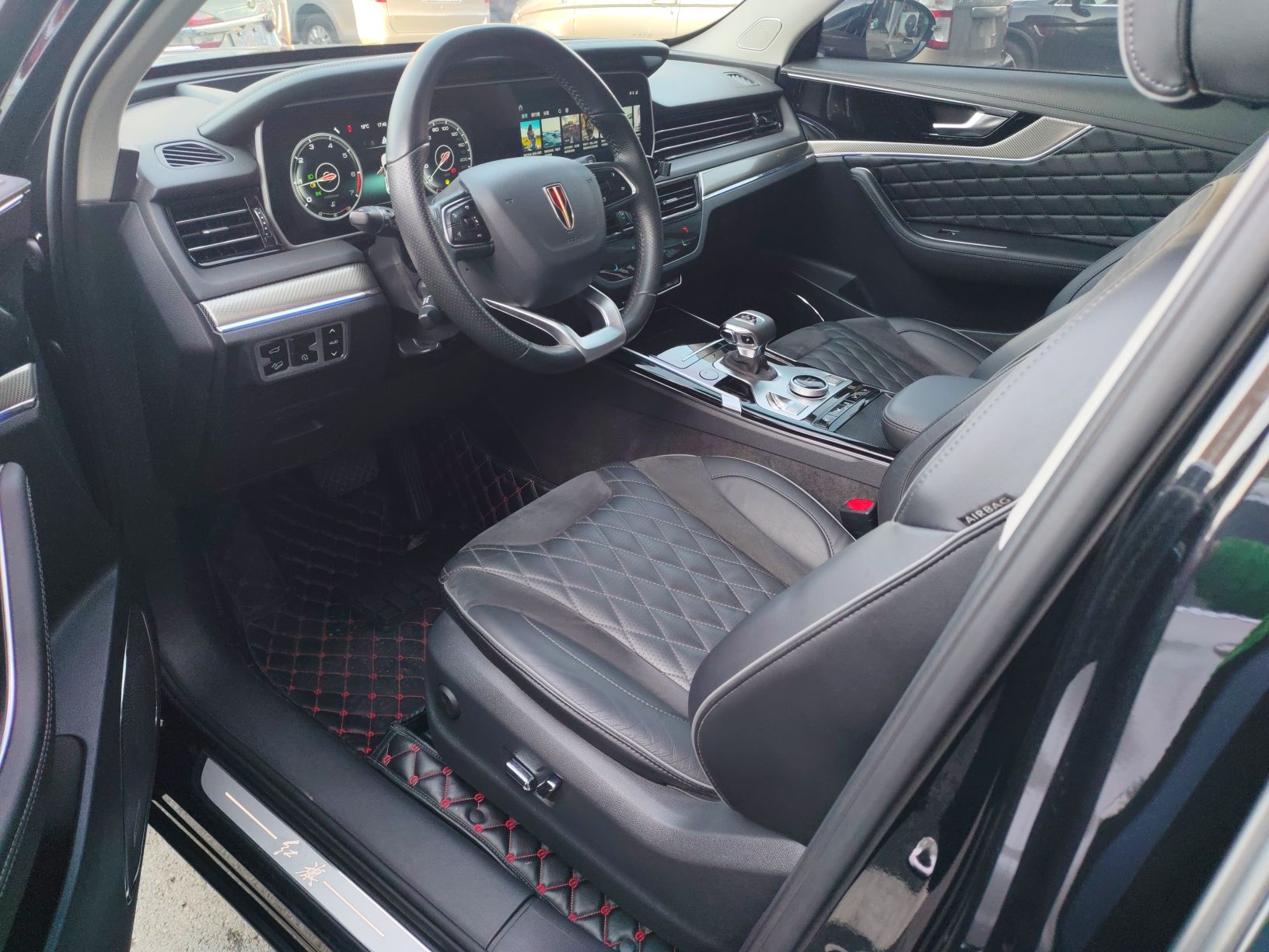 المقاعد الأمامية داخل السيارة