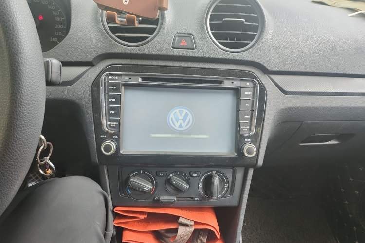 Used Volkswagen Jetta 2013 1.6L Manual Fashion Edition Audio And AC Panel