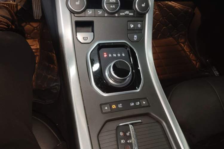 Used Land Rover Range Evoque 2018 240 PS SE Smart Brilliance Edition Gear Lever