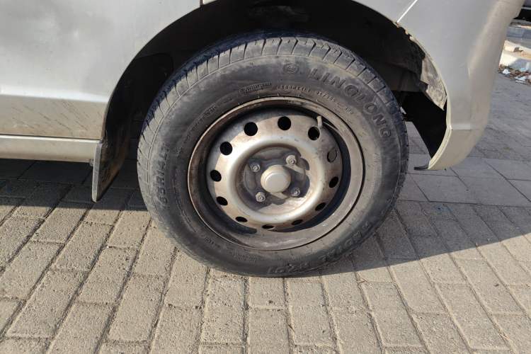 Used Wuling Rongguang 2019 1.2L S Van Standard Model with 5 Seats Right Front Wheel Hub