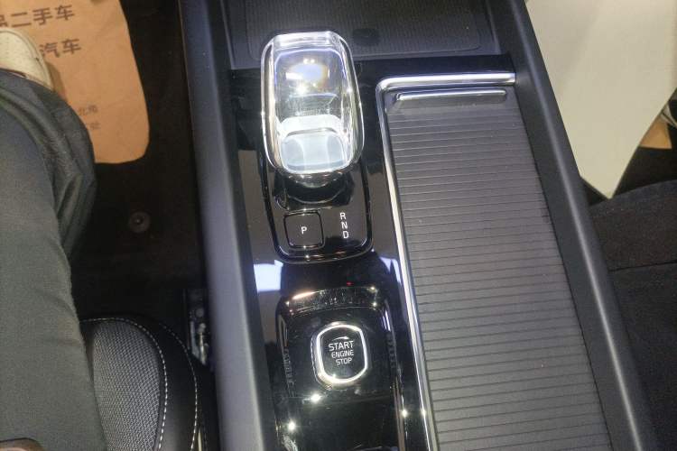 Used Volvo XC60 2026 B5 4x4 Smart Range Extreme Night Black Edition Gear Lever