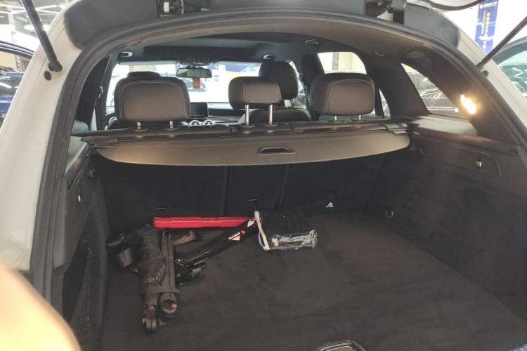 Used Mercedes-Benz GLC 2017 GLC 260 4MATIC Dynamic Edition Trunk