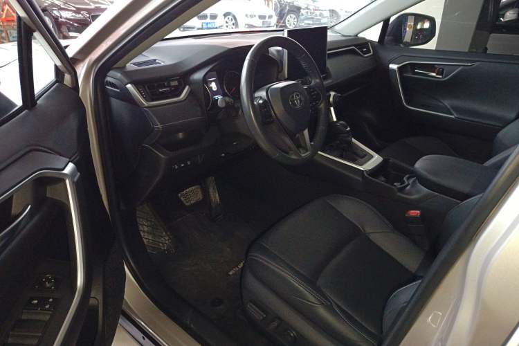 Used Toyota Wildlander 2021 2.0L CVT Two-Wheel Drive Luxury Edition Driver Seat