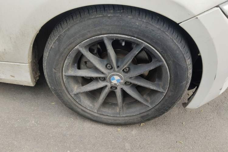 Used BMW 1 Series 2011 120i two-door coupe Right Front Wheel Hub