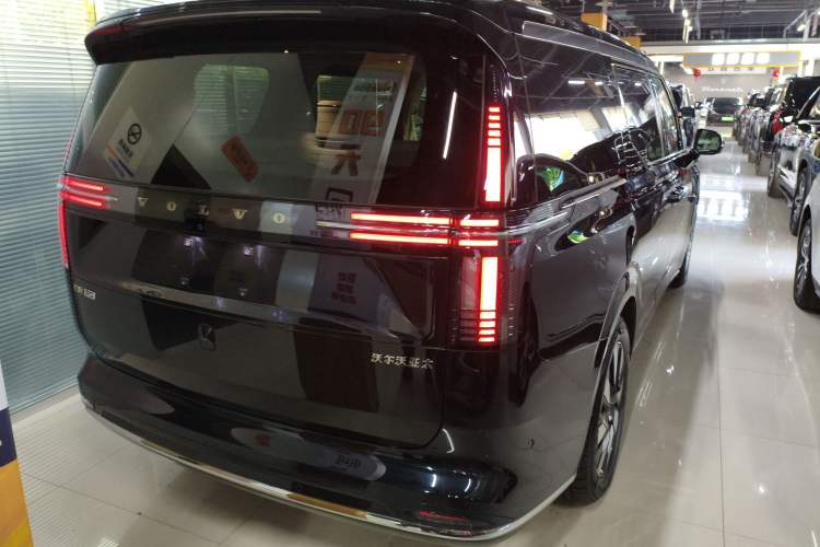 Used Volvo EM90 2025 Ultra Six-Seater Rear Right 45 Deg