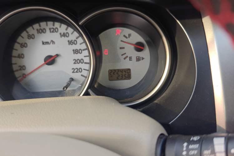 Used Nissan Livina 2010 Jingyue Edition 1.6L Manual All-Around Model Odometer Close Up