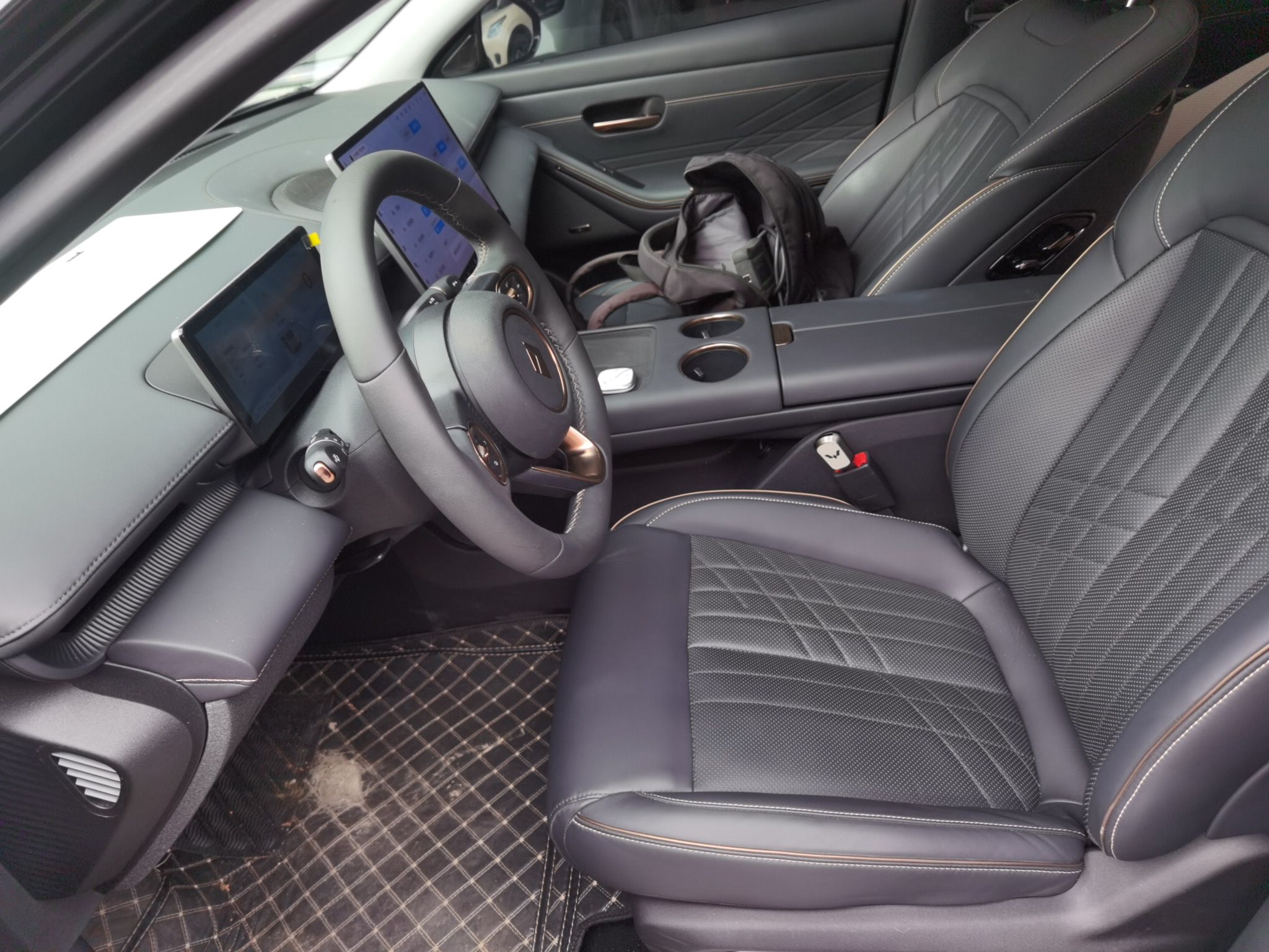 المقاعد الأمامية داخل السيارة