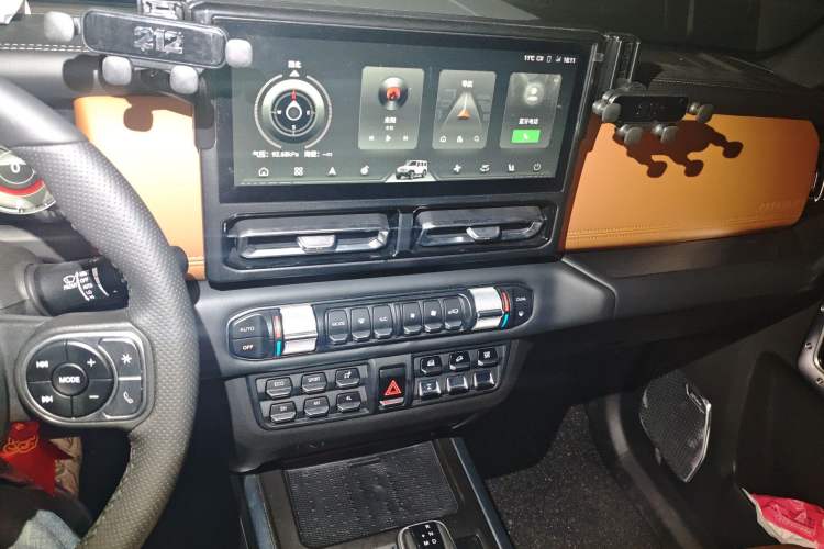 Used 212 T01 2024 2.0T Explorer
