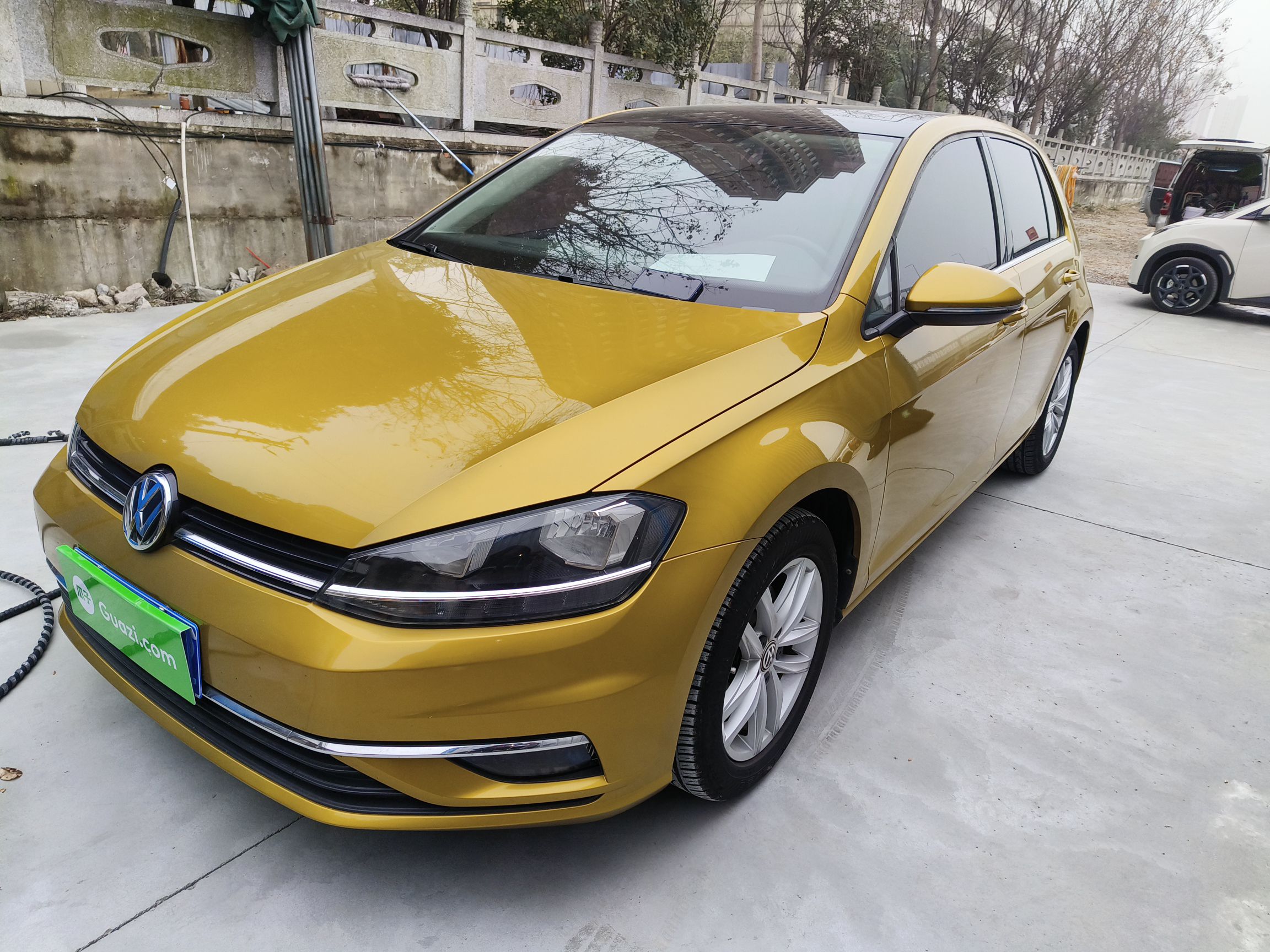 Под передней частью автомобиля