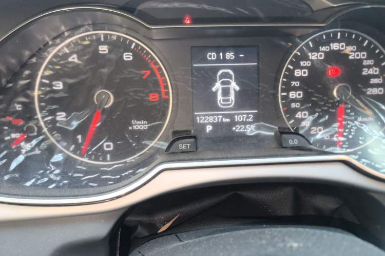 Used Audi A4L 2013 35 TFSI Automatic Comfort Model Odometer Close Up