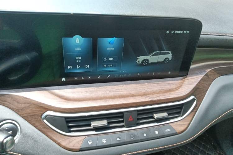 Used Ford Equator 2021 EcoBoost 225 Premier 6-Seater Audio And AC Panel