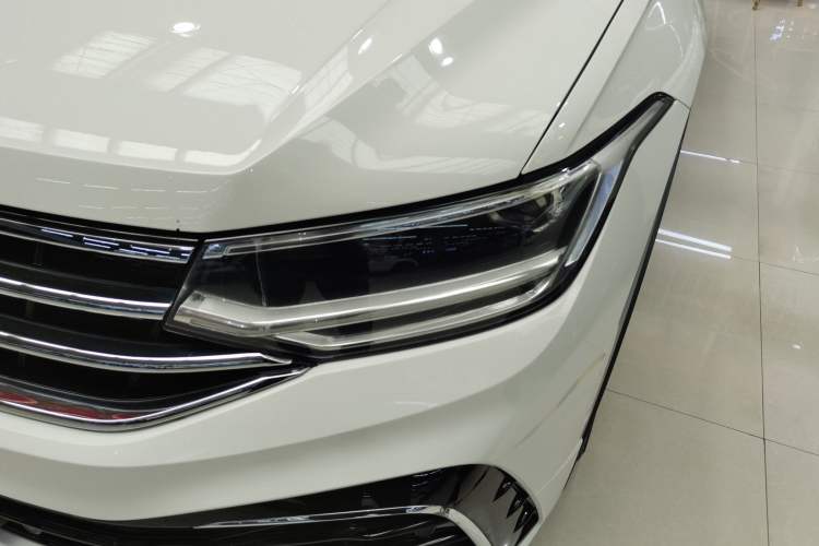 Used Volkswagen Tiguan L 2022 380TSI Automatic All-Wheel Drive R-Line Enhanced Comfort 7-Seater Left Front Headlight