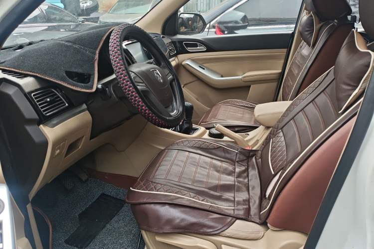 Used Baojun 730 2014 1.5L manual standard trim 7 seats
