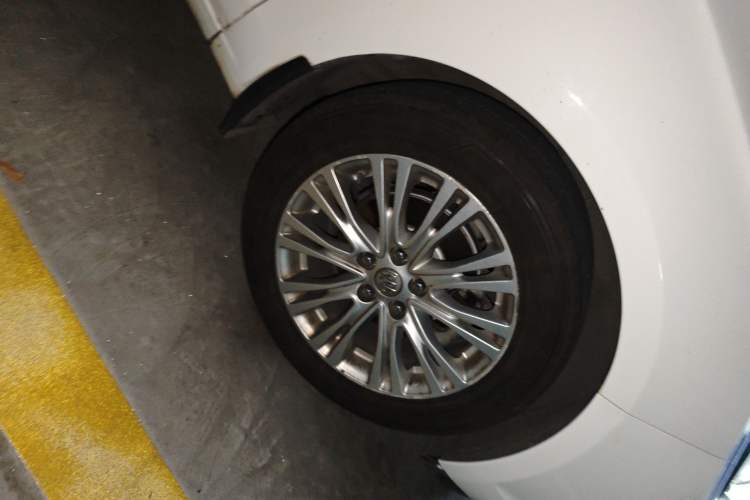 Used Buick GT 2015 15N Automatic Elite Version Right Front Wheel Hub