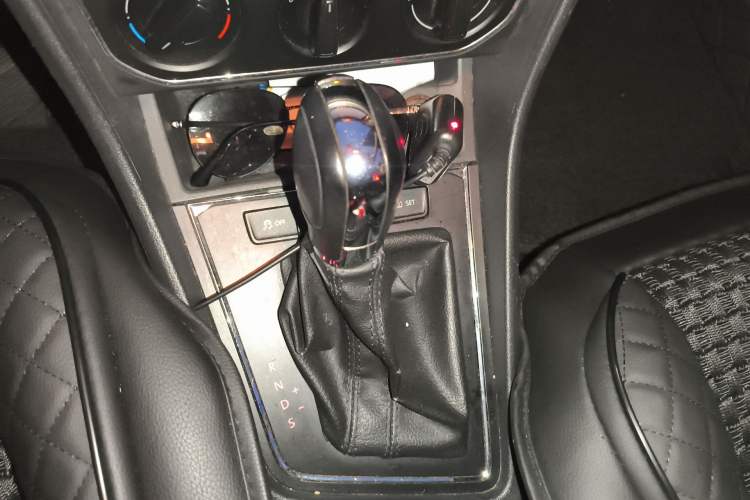 Used Volkswagen Gran Lavida 2015 1.6L Automatic Comfort Edition Gear Lever