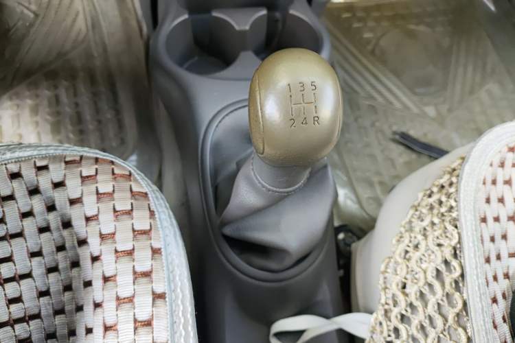 Used Nissan Sunny 2011 1.5XE Manual Comfort Edition Gear Lever