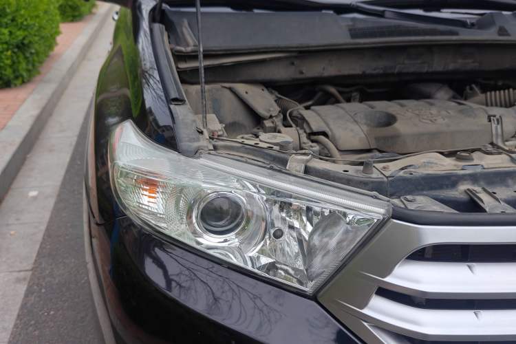 Used Toyota Highlander 2012 2.7L Two-Wheel Drive 7-Seater Luxury Edition Right Front Headlight
