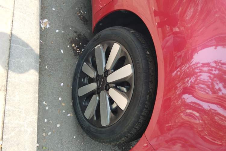 Used ORA Black Cat 2021 351 km Luxury Version Right Front Wheel Hub