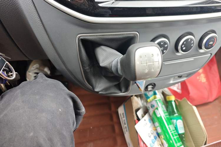 Used SAIC MAXUS Xintu V80 2021 2.0T Manual Classic City Delivery King Short Wheelbase Mid-Roof Design 3 Seats
