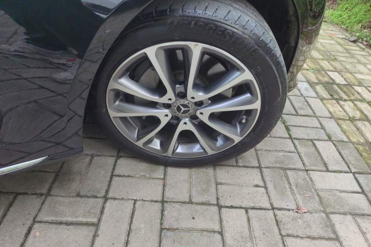 Used Mercedes-Benz E-Class 2019 Facelifted E 300 L Stylish Version Right Front Wheel Hub