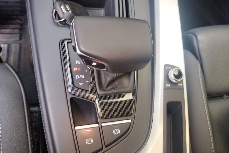 Used Audi A4L 2022 40 TFSI Luxury Dynamic Model Gear Lever