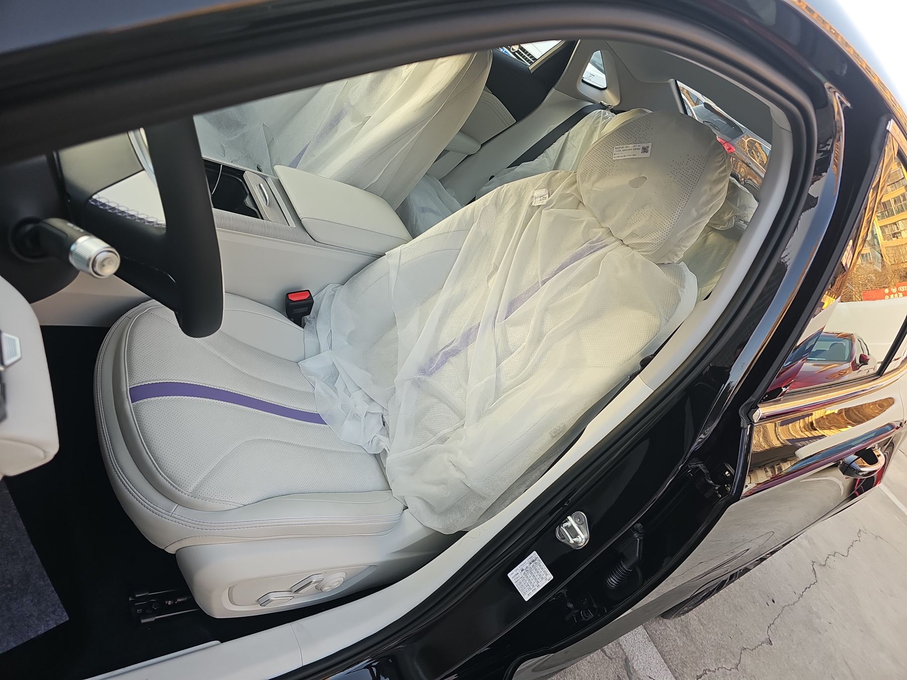 المقاعد الأمامية داخل السيارة