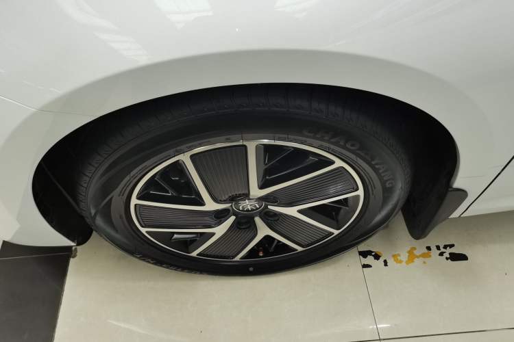 Used BYD Qin L 2024 DM-i 80KM Beyond Model Left Front Wheel Hub