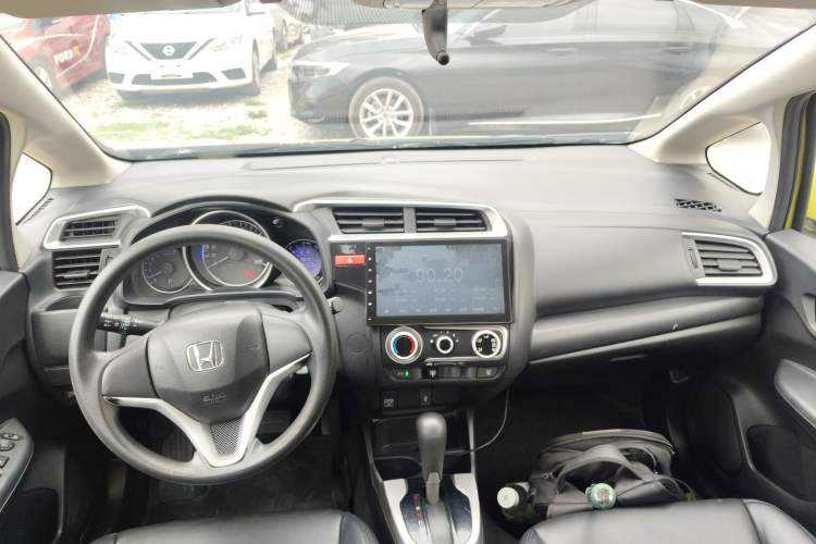 Used Honda Fit 2014 1.5L SE CVT Fashion Model Center Console